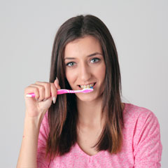 ホームホワイトニングする女性